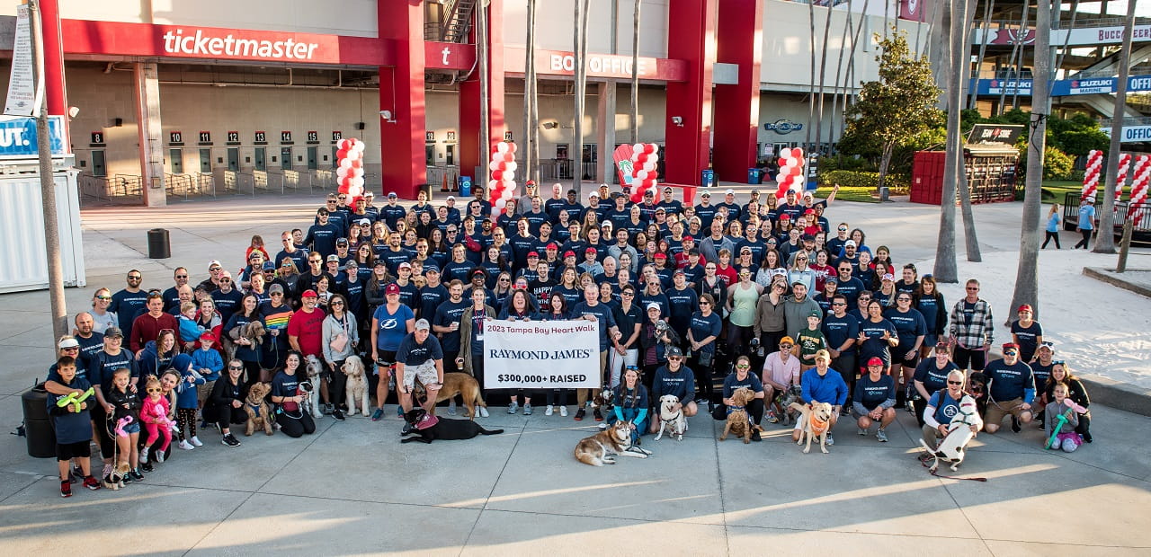 Hundreds of Raymond James associates pose in Raymond James Cares shirts at the Heart Walk